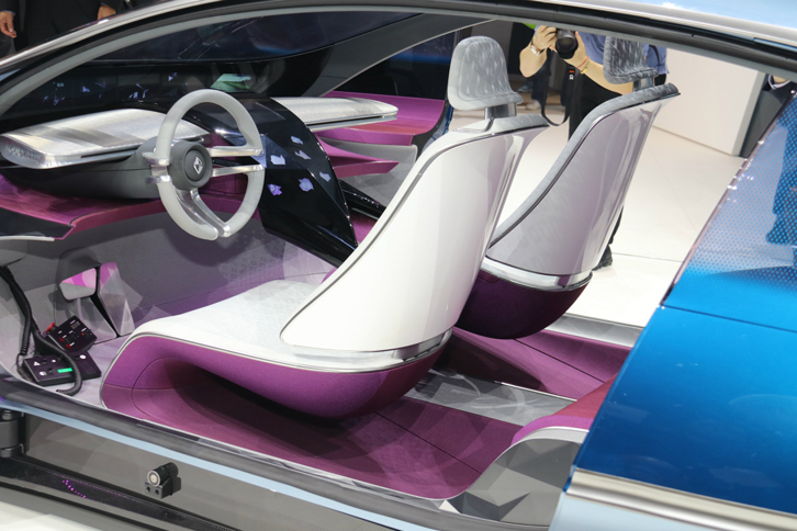 「ボルクヴァルト・イザベラ コンセプト」のインテリア。センターコンソールは、思いつきそうで思いつかなかった立体的造形になっている。