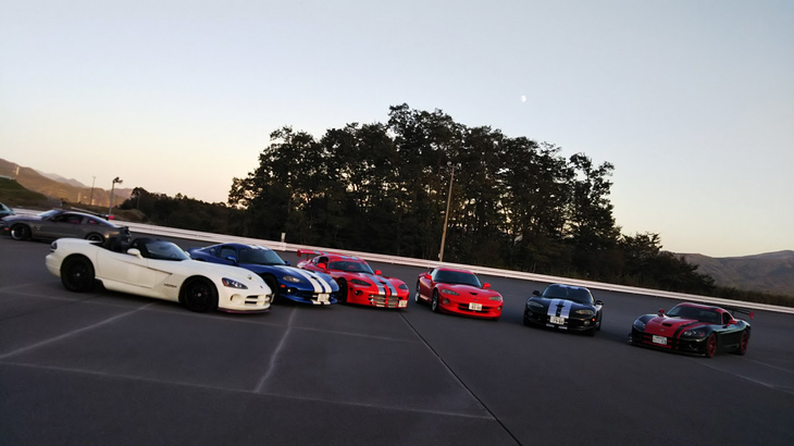 イベントの終わりに「バイパー」だけで記念撮影。排気量は都合48.6リッターなり。