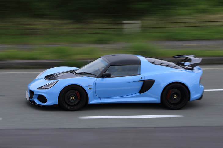 動力性能については、0-100km/h加速が3.4秒、最高速が290km/hと、「スポーツ380」（0-100km/h加速が3.7秒、最高速が286km/h）よりさらに向上している。