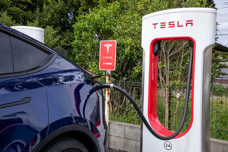 テスラのスーパーチャージャーを使って「モデルYパフォーマンス」を充電する、の図。ケーブルの細さについてはご覧のとおりで、重さについてもCHAdeMOのケーブルに比べて驚くほど軽い。つまり、物理的にも好ましい。