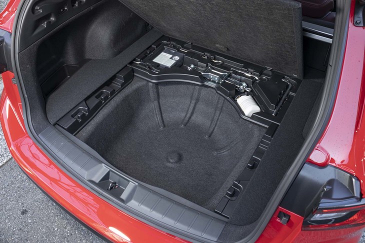 荷室のフロア下には容量69リッターの予備スペースも確保される。フロアボードを上げて天地の間隔を広げれば、高さ1105mmまでの荷物を載せられるようになる。