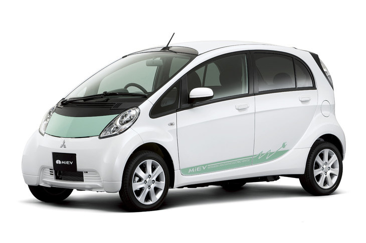 2009年に登場した軽規格のEV「三菱i-MiEV」（2018年4月以降は登録車となっている）。装備を簡素化して価格を抑えたり、総電力量10.5kWhの廉価仕様を設定するなどして普及に努めた。
