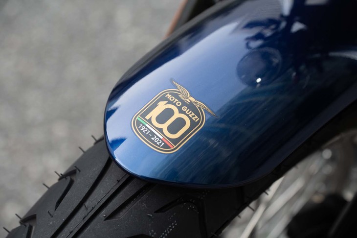 2021年は、メーカー生誕100周年を迎えるモト・グッツィ。記念のステッカーがフロントフェンダーに添えられる。