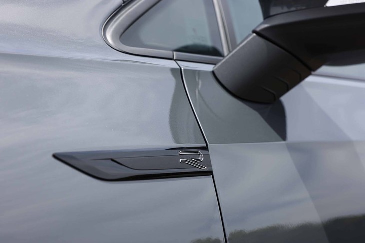 フォルクスワーゲン・ゴルフeTSI Rライン（「R」バッジ）