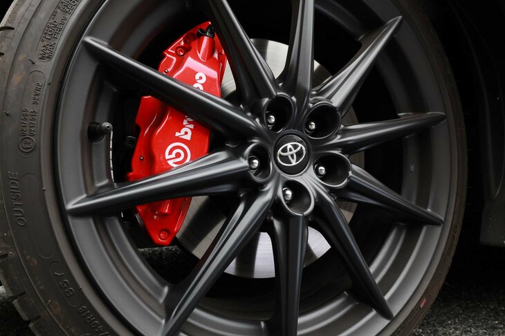 オプションの「ブレンボ製ベンチレーテッドディスクブレーキ」を装着すると、前：16インチ、後ろ：15インチだったディスクローターが前後17インチに拡大するとともに、キャリパーも前：対向4ポッド、後ろ：対向2ポッドに強化される。