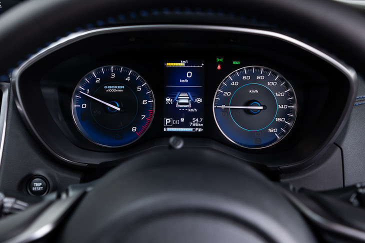 メーターは従来型と同じく2眼タイプで、速度計の目盛りが細かくなるなどのデザイン変更が行われた。ブルー基調の文字盤色は「アドバンス」専用となる。