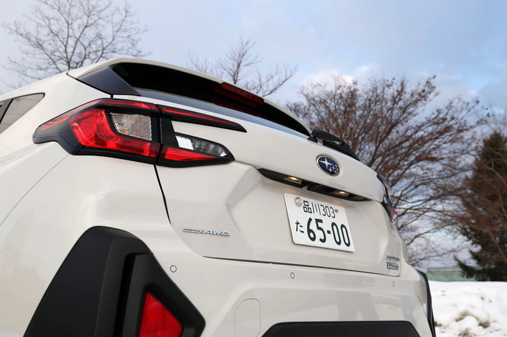 ルーフスポイラーにはLEDハイマウントストップランプを内蔵。リアドアおよびリアクオーター、リアゲートのウィンドウはUVカット機能付きの濃色ガラスが標準装備とされる。リアフォグランプはLED式で、リアバンパーの右下に組み込まれている。