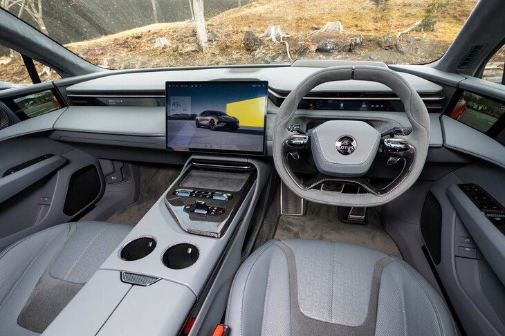 六角形のステアリングホイールと、巨大なセンターディスプレイが目を引くインストゥルメントパネルまわり。デジタルサイドミラーのディスプレイはドアパネルに配置されており、最初は後側方をチェックする際に、やや戸惑った。