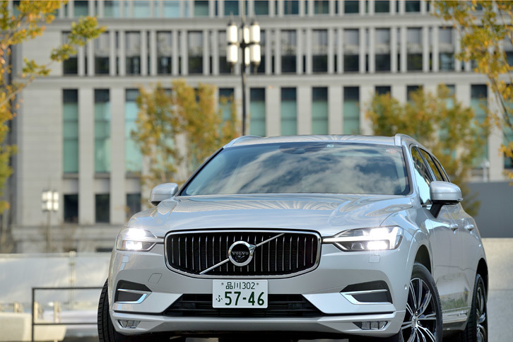 トールハンマーをモチーフにしたT字型のLEDデイタイムランニングライトが目を引く。ミニマルでありながら静謐な緊張感を伴ったデザインは、クリーンで近代的な都心の街並みによく似合う。