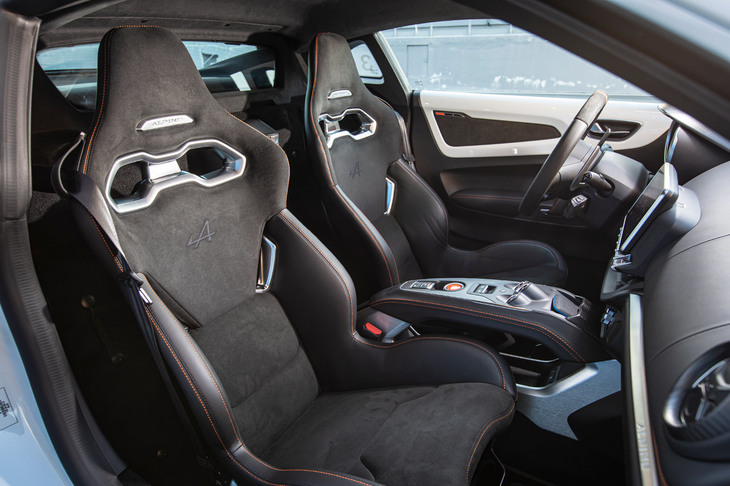 サベルト製の軽量モノコックバケットシート。ホールド性のよさや表皮の質感の高さに加え、1脚につき13.1kgという軽さも特徴となっている。