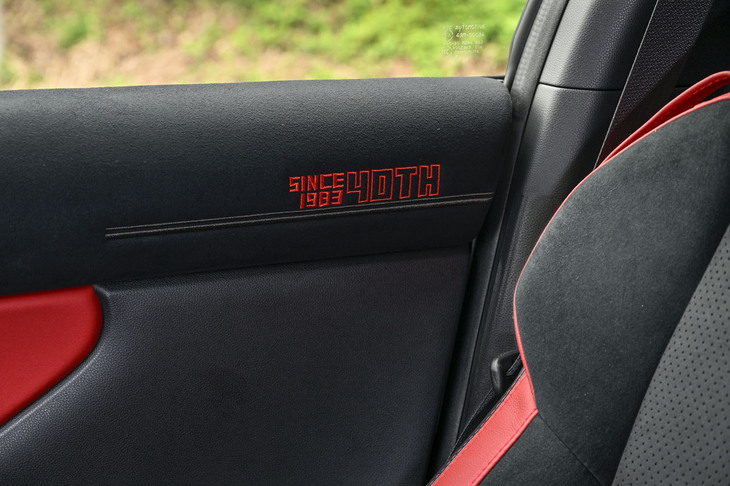 トヨタGR86 RZ“40th Anniversary limited”（40周年記念刺しゅう）