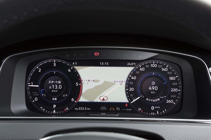 「マイスター」には液晶メーターパネルの「アクティブインフォディスプレイ」も標準装備。中央の地図の部分を大きく表示することもできる。