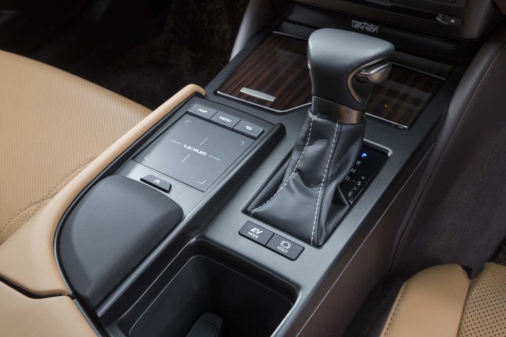 マルチメディアコントローラーはシフトセレクターの左側に備わる。デザインは洗練されているものの、肝心の使い勝手はいまひとつ。