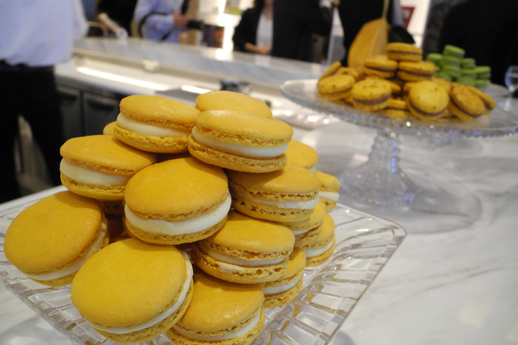 「トゥインゴPHマカロン」のデザインモチーフになった人気のマカロン。手前から、アンフィニマン シトロン、モガドール、アンフィニマン ピスターシュ。