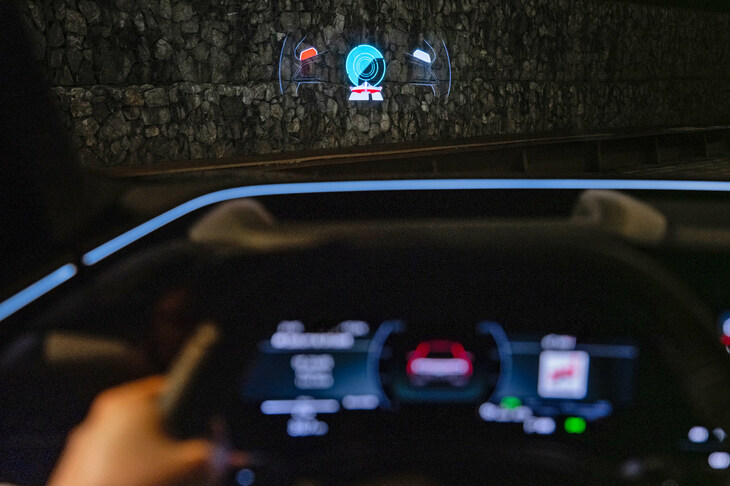 試乗の合間に、ヘッドアップARディスプレイでスペースシップゲームを体験。操作はステアリングパドルで行う。助手席側の「MMIパッセンジャーディスプレイ」でも、ゲームなどさまざまなコンテンツが楽しめる。