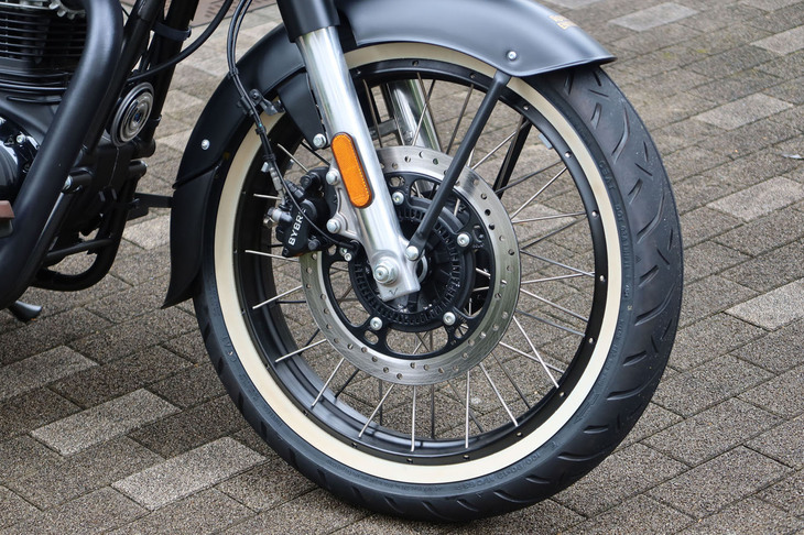 スポークホイールは、チューブレスタイヤが装着できる凝った仕様。おしゃれなホワイトリボンのタイヤが目を引く。