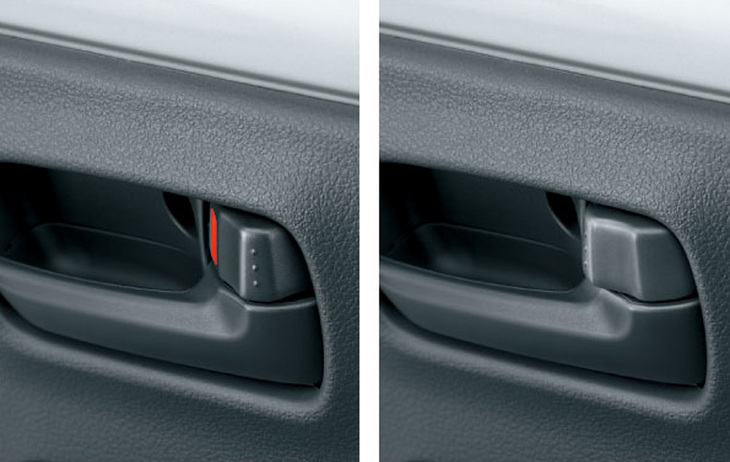 電波式キーレスエントリーやパワードアロック、パワーウィンドウが全車に標準で装備された。