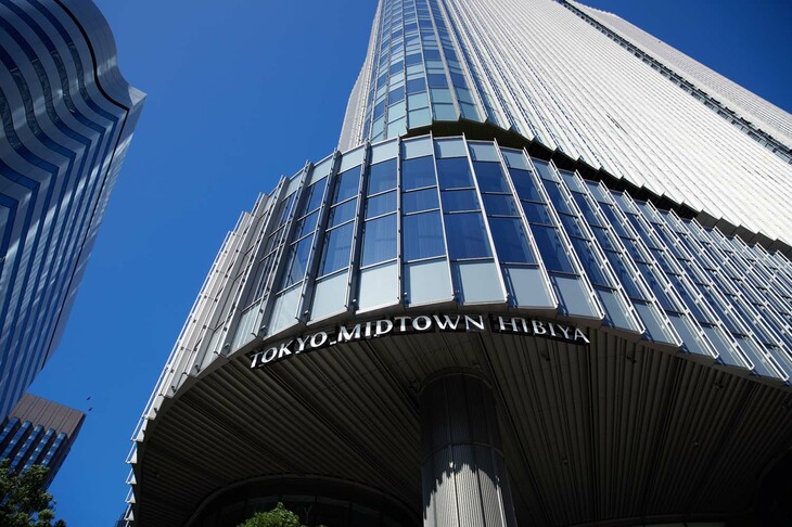 初の「レクサス充電ステーション」となった都心の商業施設、東京ミッドタウン日比谷。同様の充電ステーションが、2030年までに全国約100カ所で展開される。