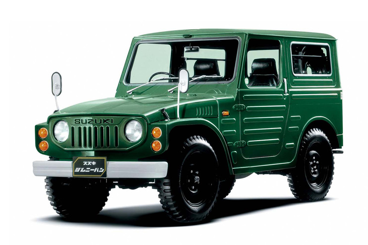 初代「ジムニー」のデビューは1970年。当初は“ジープ”を思わせるオープントップのみだったが、2年後には耐候性に考慮したバンが登場している。