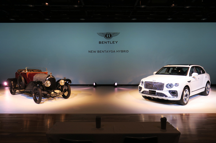 「ベントレー・ベンテイガ ハイブリッド」（右）と「ベントレー3リッター」（左）。