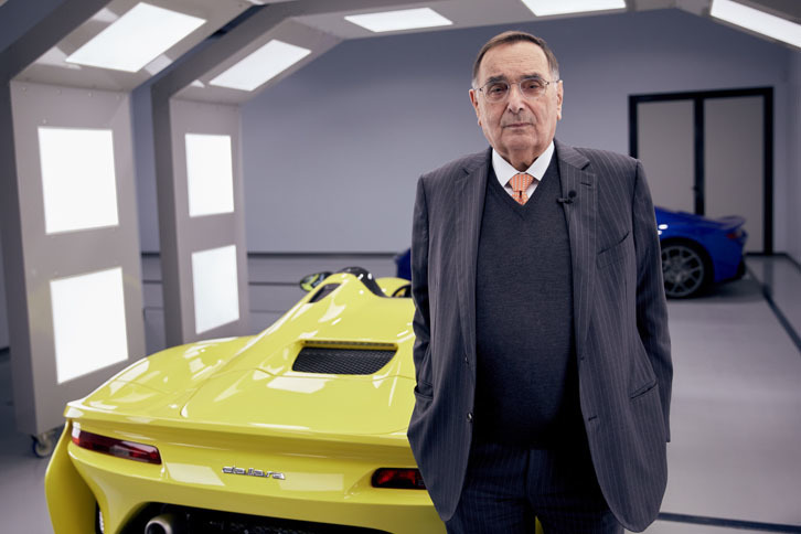 ジャンパオロ・ダラーラ氏は1936年11月16日にヴァラーノ・デ・メレガーリで生まれた。ミラノ工科大学で航空工学を学んだのち、風洞実験ができる人材ということで、まずはフェラーリへ入社した。その後、レーシングカーに関わりたい一心でマセラティ、ランボルギーニ、デ・トマソと渡り歩き、「ミウラ」や「パンテーラ」といったロードカーの企画にも関わっていく。1972年、自らの名を冠したコンストラクターを故郷に設立した。