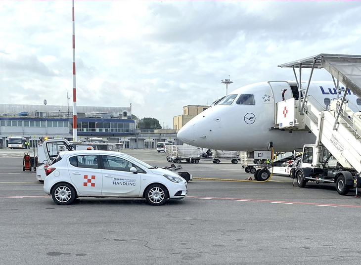 空港の構内車としてもオペルは有名だ。フィレンツェ空港で活躍する5代目「コルサ」。2020年1月、フィレンツェで。
