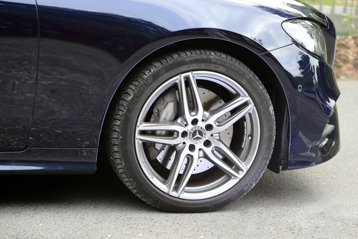タイヤサイズは前が245/40R19、後ろが275/35R19。「E400 4MATIC」の足まわりにはエアサスペンションが標準装備される。