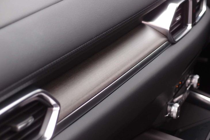 マツダCX-5 XDエクスクルーシブモード（助手席前方の本杢＜ほんもく＞パネル）