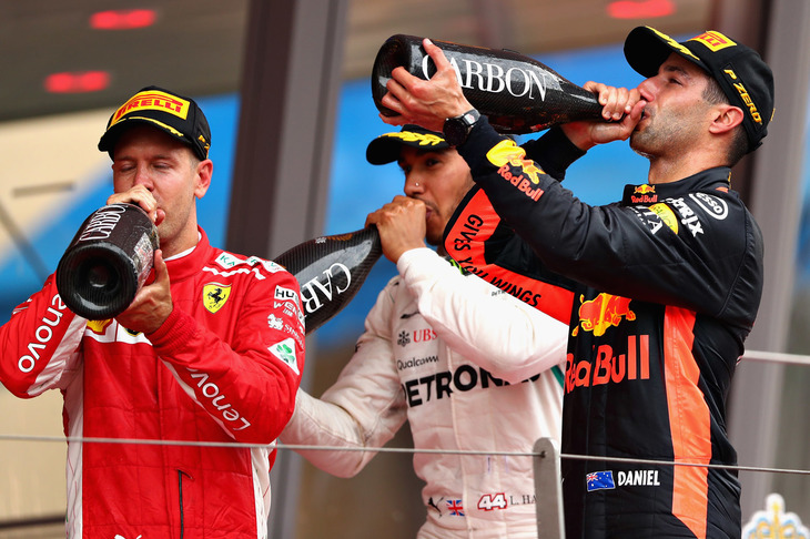 F1第6戦モナコGPの表彰台に立ったドライバーたち。レッドブルのダニエル・リカルド（写真右）は自身初のポール・トゥ・ウィンを達成。2位でレースを終えたフェラーリのセバスチャン・ベッテル（同左）、3位入賞のメルセデスのルイス・ハミルトン（同中央）から祝福を受けた。（Photo=Red Bull Racing）