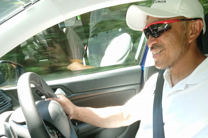 「プジョー308」の運転を担当したマリオ高野氏。