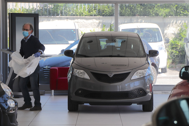 マスクのほかにビニール手袋を着用する従業員も。従来はもっぱら整備ブースのものだった座席用ビニールシートカバーを、ショールームの車両にも活用している。