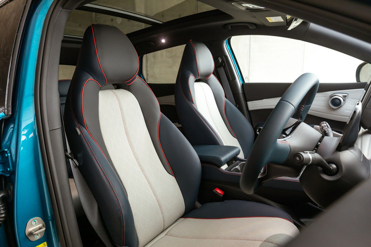 シート表皮は人工皮革で、ヒーターや電動調整機能も完備。このほかパノラマサンルーフなど全部入りが「ATTO 3」の魅力だ。