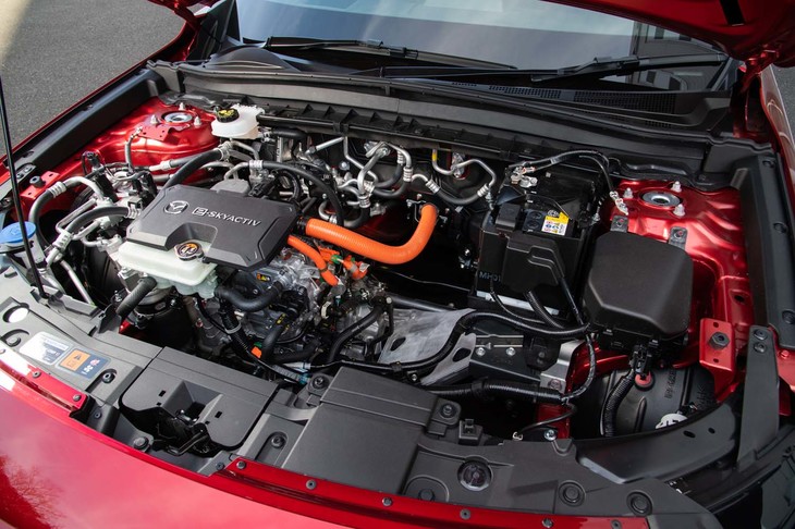 ボンネットを開けたところ。写真でオレンジパイプ右側のスペースがフロアが見えるほどぽっかりと空いているのは、ロータリーレンジエクステンダー（2022年導入予定）を積むためだろう。