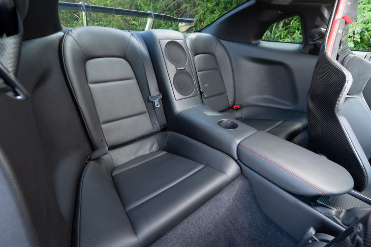 スペースはミニマムながらリアシートが備わるのも「GT-R」の美点。空間は狭いが、トランスアクスルのため座面は長い。
