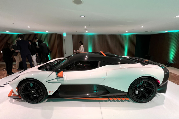 アストンマーティン・ヴァルハラ（サイドビュー）