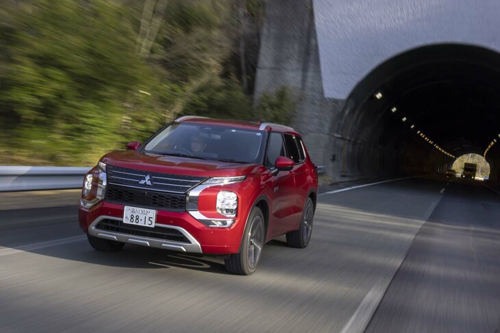 新型「アウトランダー」は容量20kWhの駆動用リチウムイオンバッテリーを搭載。先代モデルよりも長いBEV走行が可能になったほか、エンジンが始動したとしてもその存在感は希薄だ。