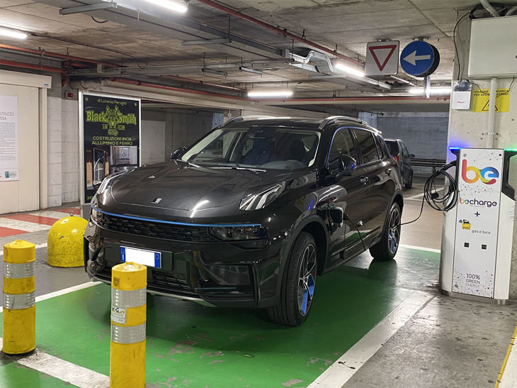 2022年3月、シエナで筆者が目撃した「リンク＆コー01」。普通充電器でチャージ中だった。