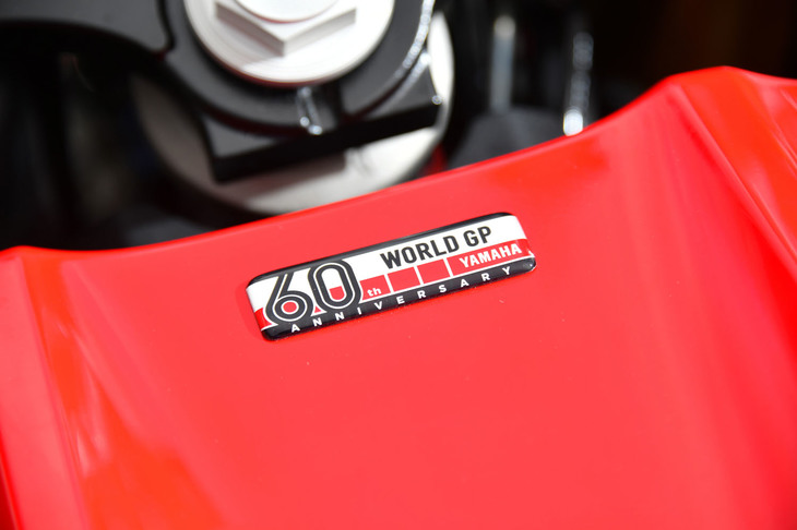 往年のレーシングマシン「YZR500」をモチーフにしたカラーリングに加え、燃料タンクにはWGP参戦60周年記念モデルであることを示す3Dステッカーもあしらわれている。