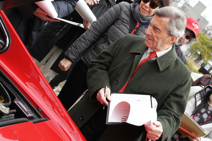 審査中のフィオラヴァンティ氏。一台一台、細にわたってチェックし、そして数メートル離れた場所からも全体像を眺め、時に手で触って状態や質感を確かめていた。