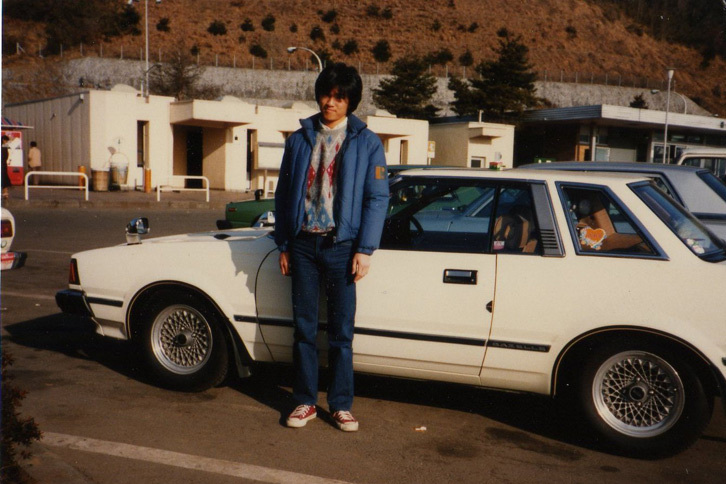 愛車の「日産ガゼール」と学生時代の筆者。