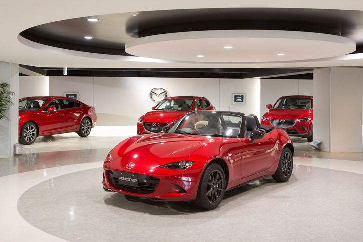 マツダの広島本社内に展示されている「ロードスター」。