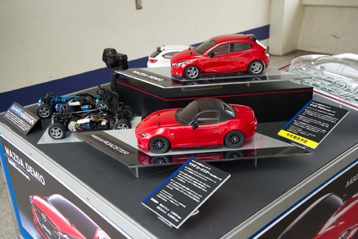 会場には「ロードスター」と「デミオ」のラジコンが用意されており、「オートテスト」と同じコースを走らせることができた。