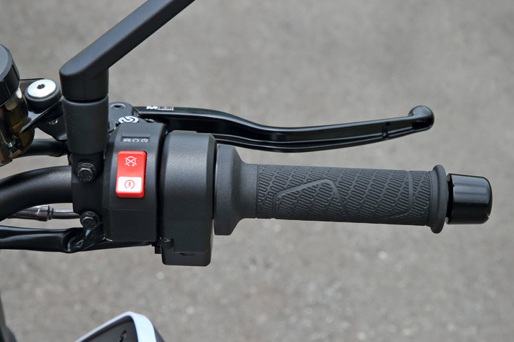 スロットルコントロールは電子制御のライド・バイ・ワイヤ式。マニホールドの圧力を測定する新しいセンサーの採用とも相まって、より正確なスロットル制御を実現している。