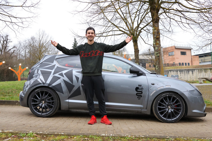 引き続きアリン君の愛車を拝見。エアロパーツや排気系をいたわるため、街なかの段差など、さまざまな“危険ポイント”がすべて頭に入っている。