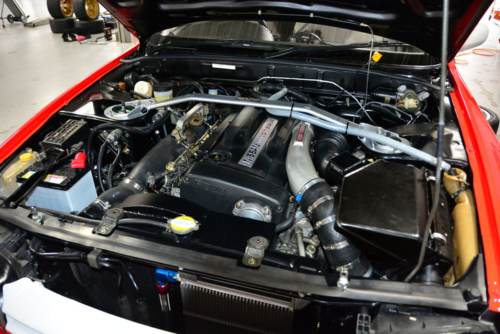 エンジンルームでは手前のオイルクーラーに注目。実は残っていた車両にはオイルクーラーが付いていなかったのだが、レース車両でそれがないのは考えられないので「保管中に取り外されたのではないか？」と考察。レストアに際してオイルクーラーを追加した。