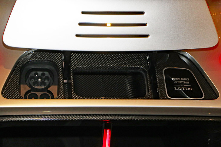 バッテリーは400kmの一充電走行可能距離を実現する容量を備えているだけでなく、将来実用化されるだろう、800kWの超急速充電にも対応している。