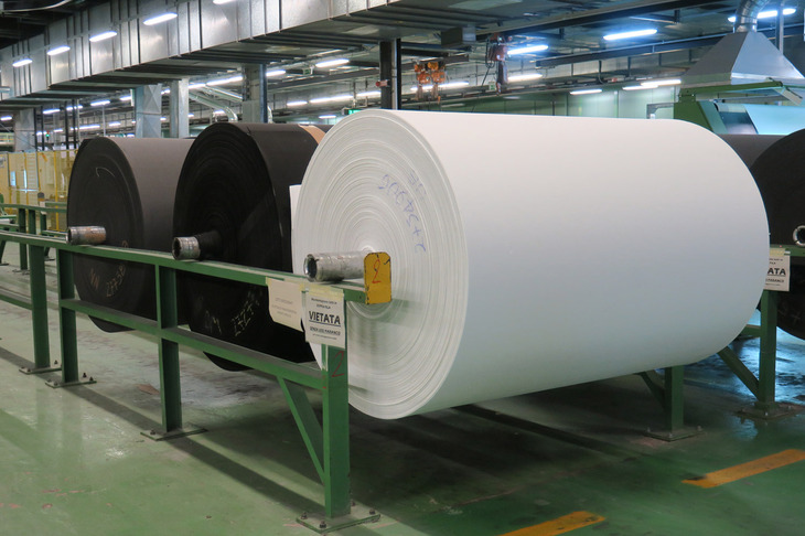 生地の形になったアルカンターラ。ベースとなる生地の色は黒、灰、白の3種類で、有彩色の生地をつくる際には、この後に染色を行う。