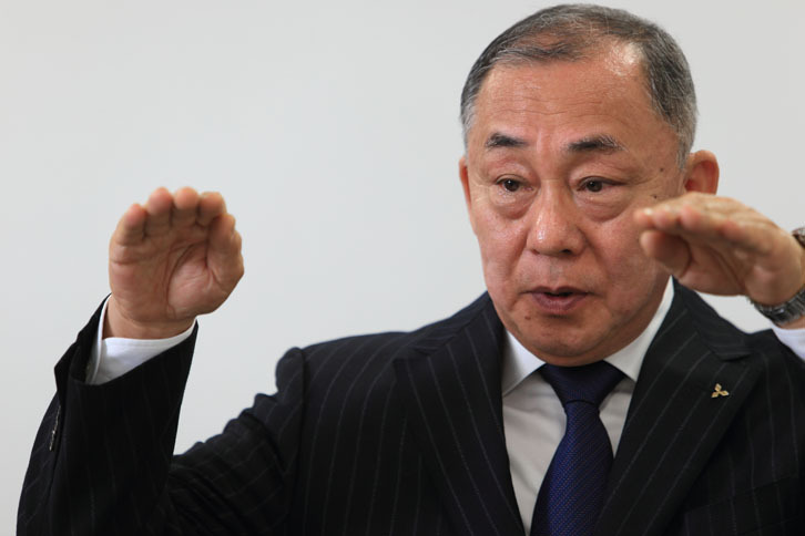 「ハイマウントストップランプと上下に分割されたウィンドウで、ワイド感とモダンさを演出しています」と國本氏。