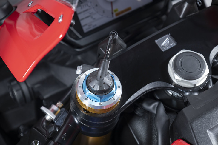 サスペンションの減衰力は、走行状況に応じて瞬時に変化。セッティングには3種類のモードが用意されており、フロントとリアで個別に設定が可能だ。