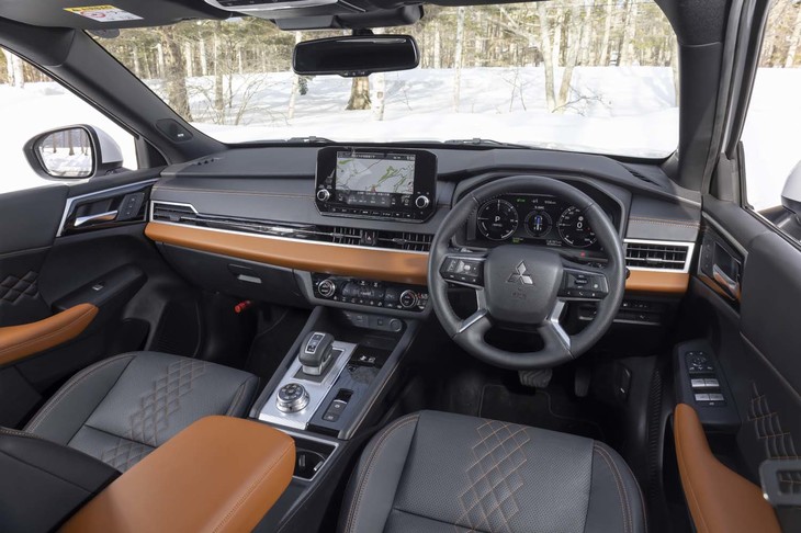 サドルタン×ブラックの内装色は最上級グレード「P」専用のコーディネート。先代モデルとは比較にならないほど上質感が増している。